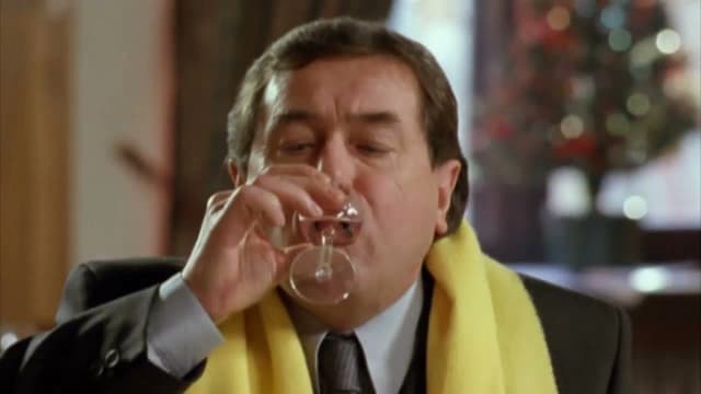 Jak Janusz Gajos pije wódkę - odkryj humor i kulturę picia w Polsce Jak Janusz Gajos pije wódkę - odkryj humor i kulturę picia w Polsce