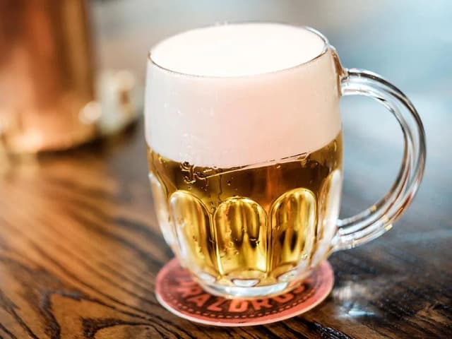 Jakie są piwa? Odkryj różnorodność smaków i rodzajów piwa