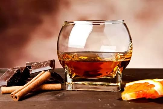 Czym się różni koniak od whisky? Kluczowe różnice, które musisz znać